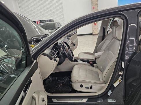 Used 2018 Volkswagen Passat 2.0T R-Line w/ R-Line Lighting Package image 30