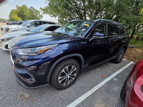 Used 2022 Toyota Highlander XLE FWD image 14