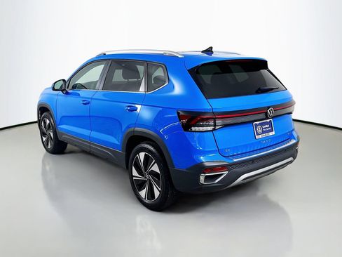 Used 2025 Volkswagen Taos SE w/ Panoramic Sunroof Package AWD/4WD image 3