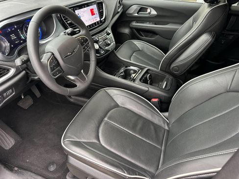 Used 2026 Chrysler Pacifica Limited AWD/4WD image 9