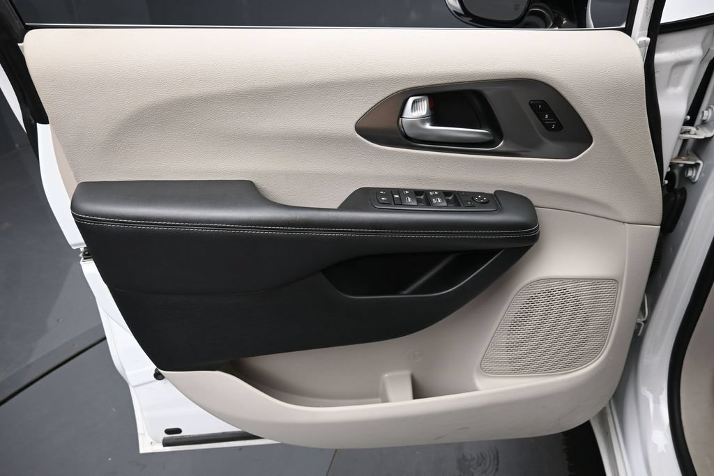Used 2024 Chrysler Pacifica Touring-L FWD image 23