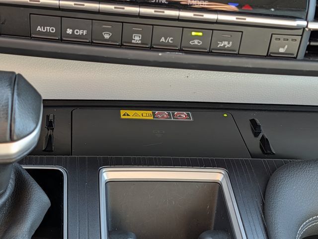 Used 2025 Toyota Sienna XLE FWD image 17