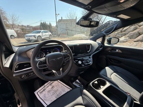 Used 2026 Chrysler Pacifica Select image 15