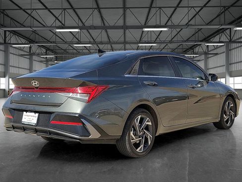 Used 2024 Hyundai Elantra SEL w/ Convenience Package image 4