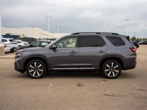 Used 2025 Honda Pilot Touring image 4