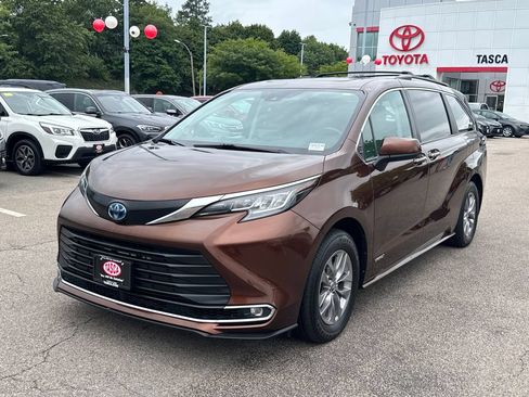 Used 2021 Toyota Sienna XLE w/ XLE Plus Package AWD/4WD image 3