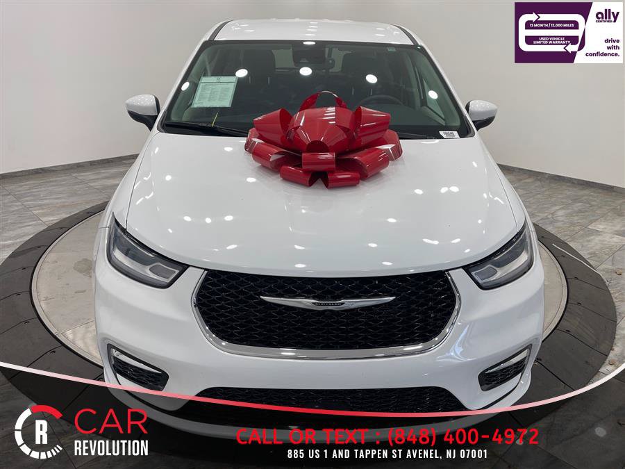 Used 2023 Chrysler Pacifica Touring-L FWD image 2