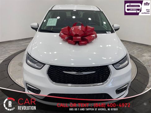 Used 2023 Chrysler Pacifica Touring-L FWD image 2