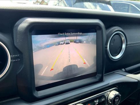 Used 2022 Jeep Wrangler Unlimited Sahara AWD/4WD image 26
