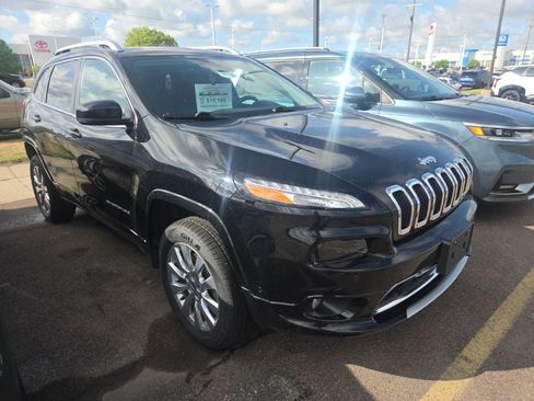 Used 2017 Jeep Cherokee Overland w/ Technology Group AWD/4WD image 1