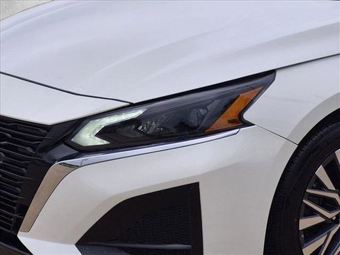 Used 2025 Nissan Altima 2.5 SV FWD image 9