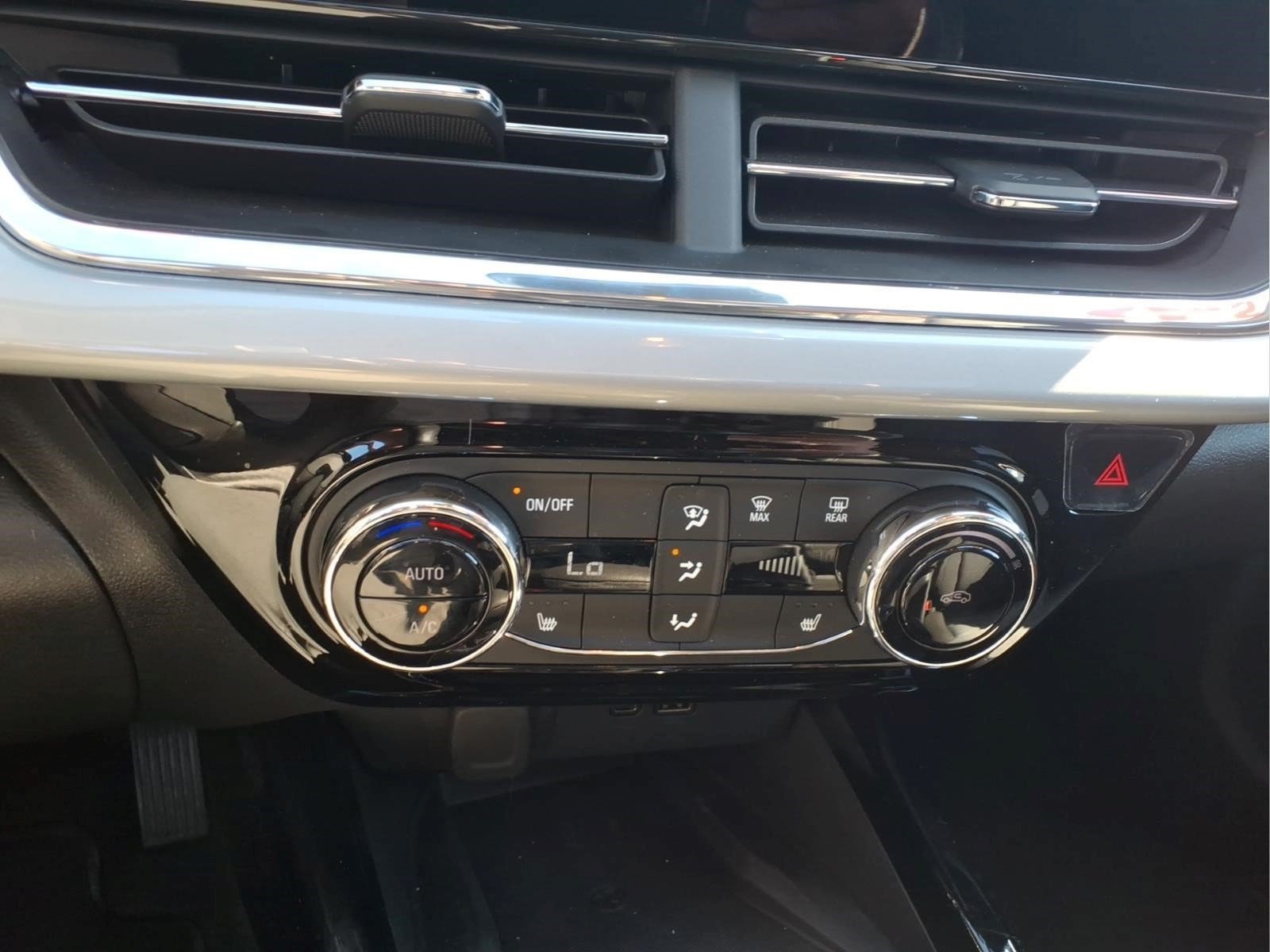 Used 2025 Chevrolet Trax LT w/ Sunroof Package FWD image 18