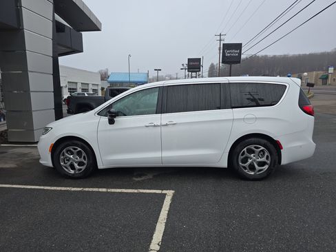 Used 2024 Chrysler Pacifica Limited image 8