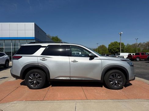 Used 2022 Nissan Pathfinder SV FWD image 7