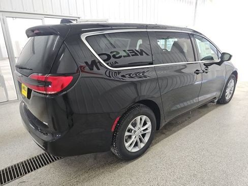 New 2026 Chrysler Pacifica Select image 7