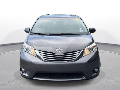 Used 2017 Toyota Sienna XLE Premium FWD image 3
