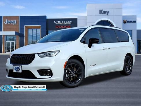 New 2025 Chrysler Pacifica Select w/ Fav Edition Package FWD image 1