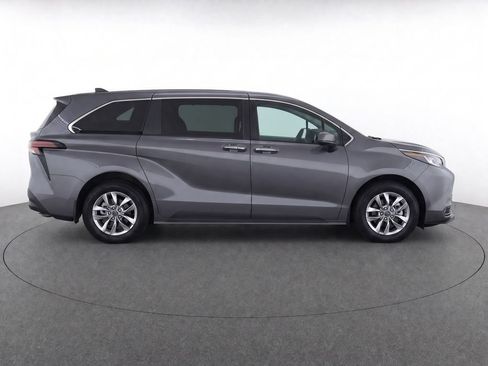 Used 2025 Toyota Sienna XLE FWD image 11
