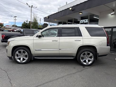 Used 2016 Cadillac Escalade Platinum AWD/4WD image 2
