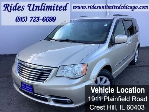 Used 2014 Chrysler Town & Country Touring FWD image 2