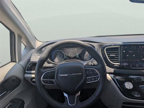 Used 2023 Chrysler Pacifica Touring-L FWD image 30