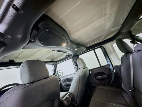 Used 2024 Jeep Wrangler Unlimited image 13
