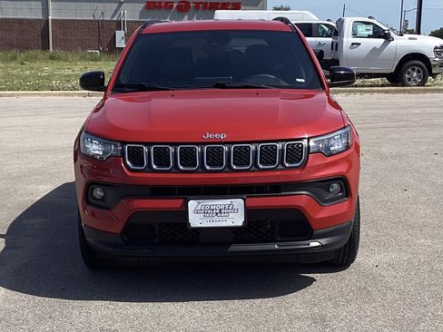 Used 2024 Jeep Compass Latitude AWD/4WD image 2