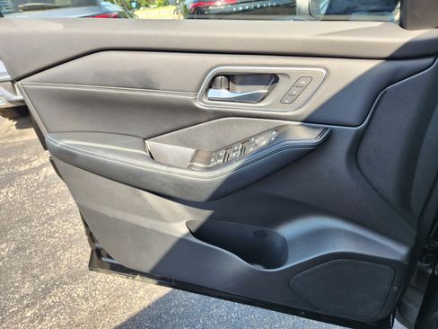 Used 2025 Nissan Rogue Platinum FWD image 24