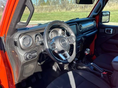 Used 2018 Jeep Wrangler Unlimited Sahara image 12