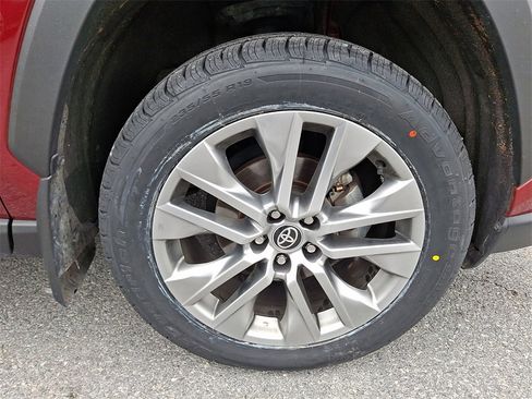 Used 2022 Toyota RAV4 XLE Premium image 12