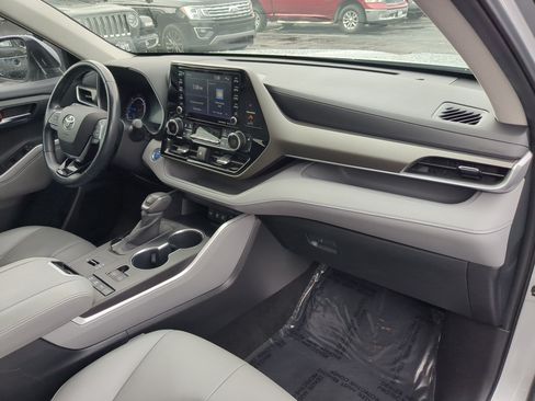 Used 2020 Toyota Highlander XLE AWD/4WD image 35