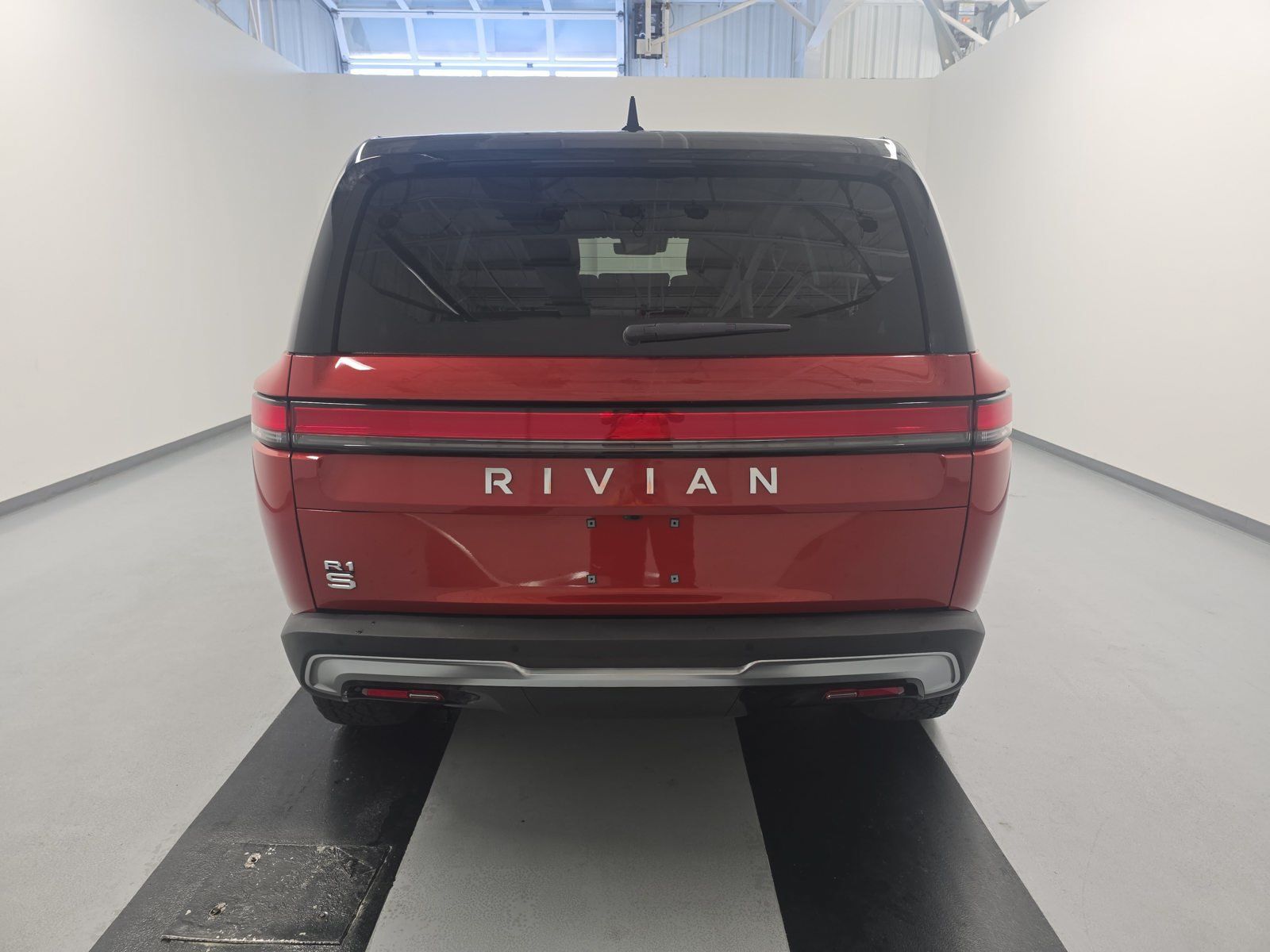 Used 2025 Rivian R1S Adventure Dual AWD/4WD image 4
