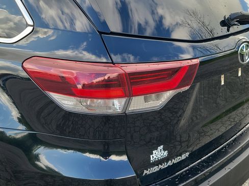 Used 2019 Toyota Highlander SE AWD/4WD image 11
