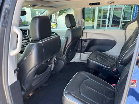 Used 2022 Chrysler Pacifica Limited FWD image 18