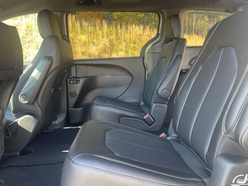 New 2026 Chrysler Pacifica Select image 21