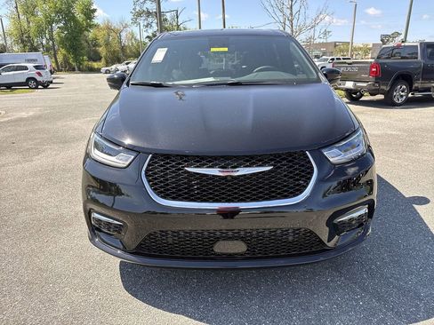 New 2026 Chrysler Pacifica Limited w/ Trailer Tow Group image 8