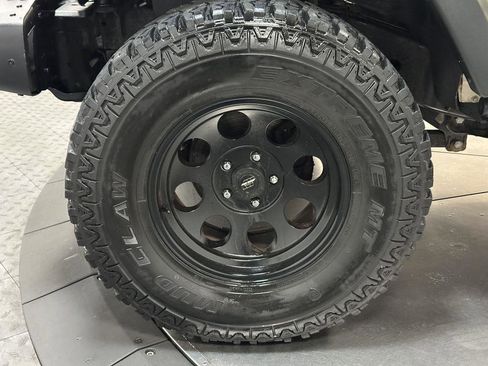 Used 2018 Jeep Wrangler Unlimited Rubicon w/ Connectivity Group image 18