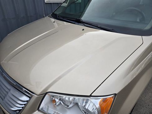 Used 2016 Chrysler Town & Country Touring-L image 19