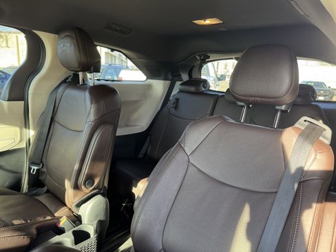 Used 2023 Toyota Sienna Platinum image 16
