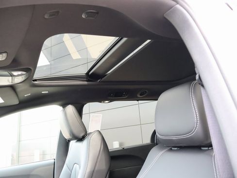 New 2026 Chrysler Pacifica Select image 25