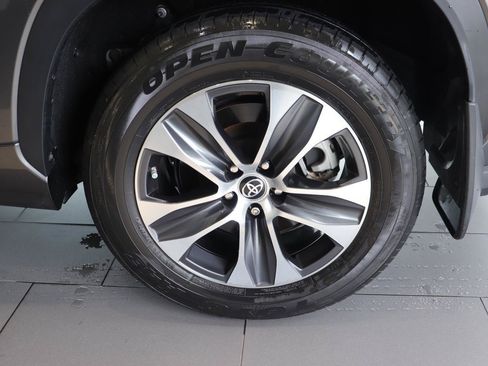Used 2023 Toyota Highlander XLE FWD image 36