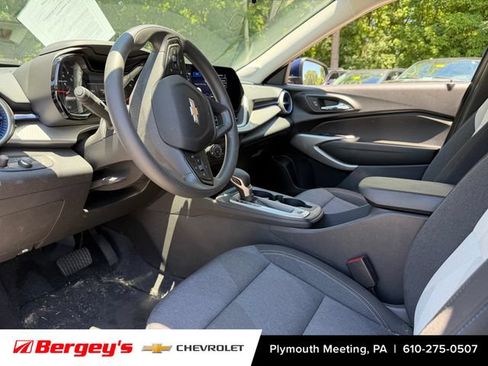 Used 2024 Chevrolet Trax LS w/ LS Convenience Package FWD image 3