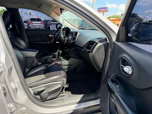 Used 2019 Jeep Cherokee Latitude Plus FWD image 11