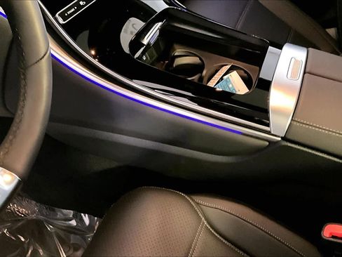 Used 2025 Mercedes-Benz GLC 300 4MATIC image 18