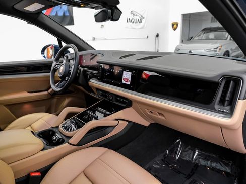 Used 2024 Porsche Cayenne AWD/4WD image 16