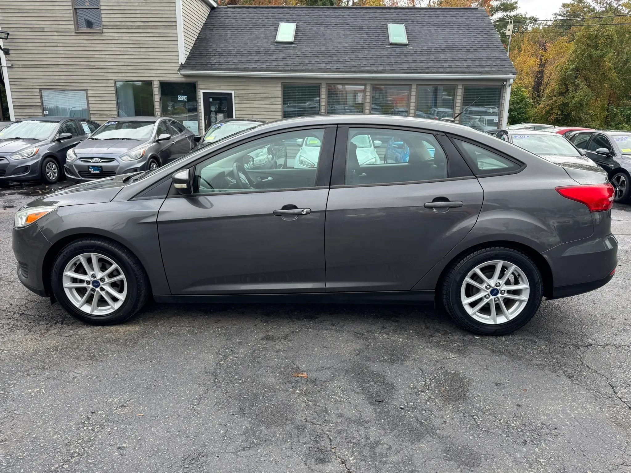 Used 2015 Ford Focus SE w/ SE Cold Weather Package FWD image 4