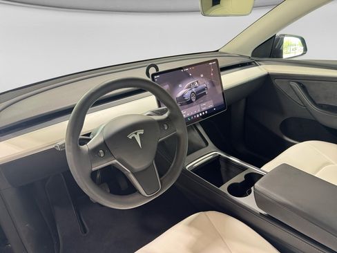 Used 2025 Tesla Model Y Long Range RWD image 16