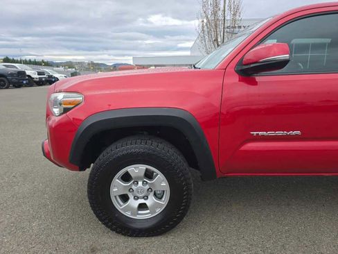 Used 2016 Toyota Tacoma TRD Off-Road w/ Premium & Technology Package image 6