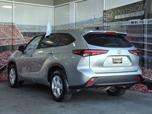 Used 2024 Toyota Highlander LE image 6