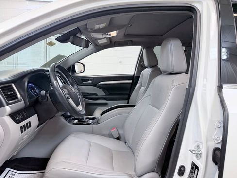 Used 2017 Toyota Highlander XLE AWD/4WD image 13